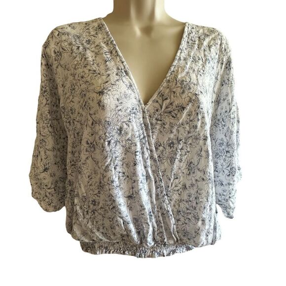 Mahina ~ White and Blue Floral cropped top ~ smocking hem detail ~ Dolan sleeve - Picture 1 of 13